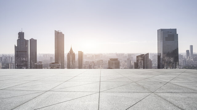 广场砖地面和城市建筑