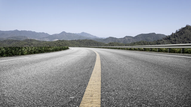 公路弯道天际线特写