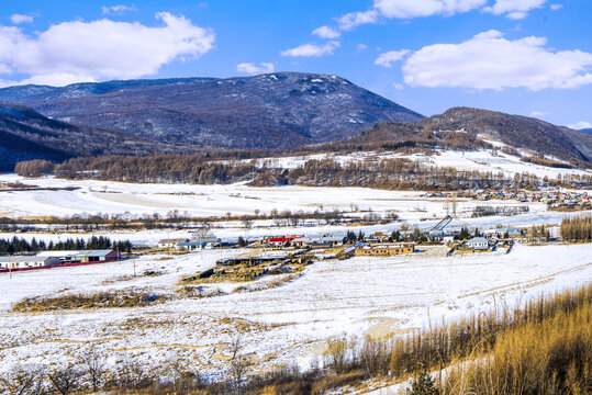 冬季远山村庄雪景