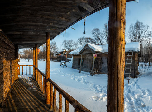 赫哲族传统民居木刻楞雪景