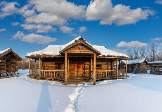 赫哲族传统民居木刻楞雪景