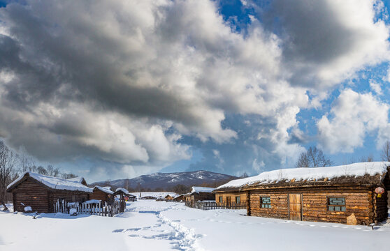 赫哲族传统民居木刻楞雪景