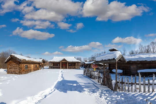 赫哲族传统民居木刻楞雪景