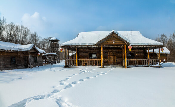 赫哲族传统民居木刻楞雪景