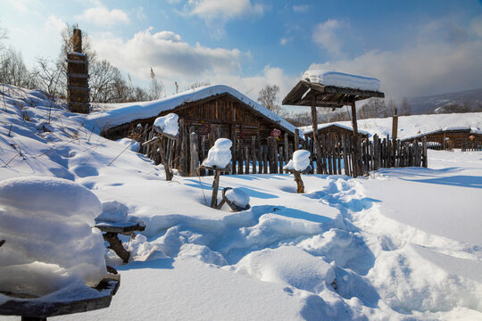 赫哲族传统民居木刻楞冬景