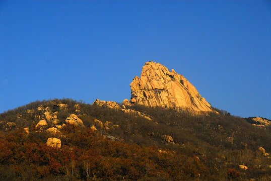 高山巍峨陡峭