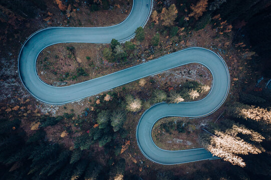 航拍山里的弯曲公路