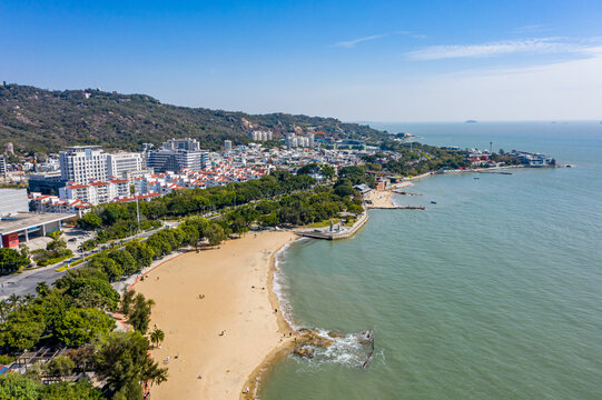 航拍厦门岛南侧海岸线碧海蓝天