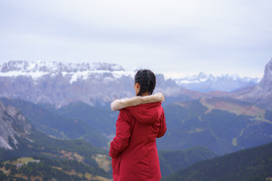 一名女性站在山顶眺望