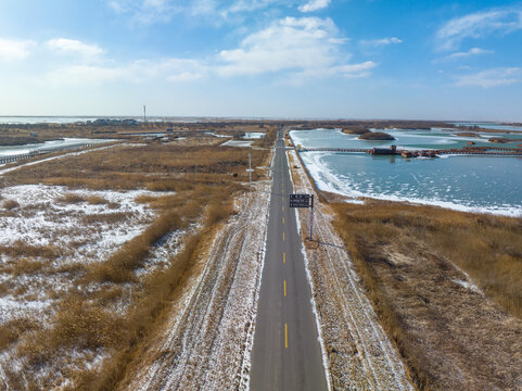 航拍冬日的黄河口湿地