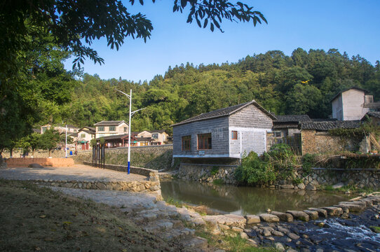 乡村溪边小屋