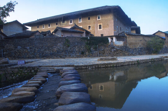 乡村土楼鹅卵石小路