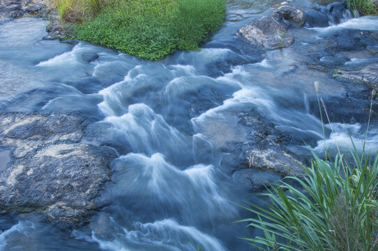 小溪流水