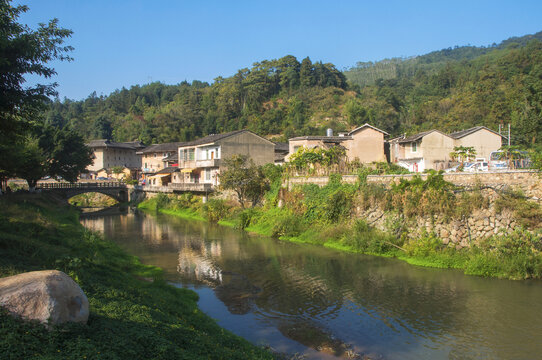 山村小溪人家