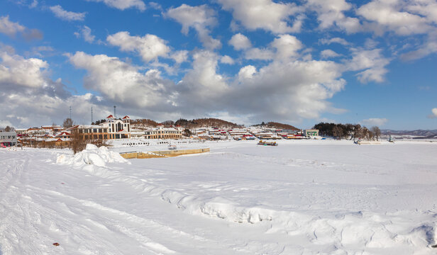 冬天封冻的水库冰雪风景