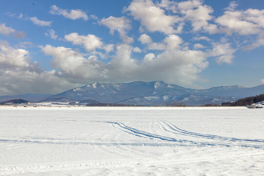 冬天封冻的水库冰雪风景