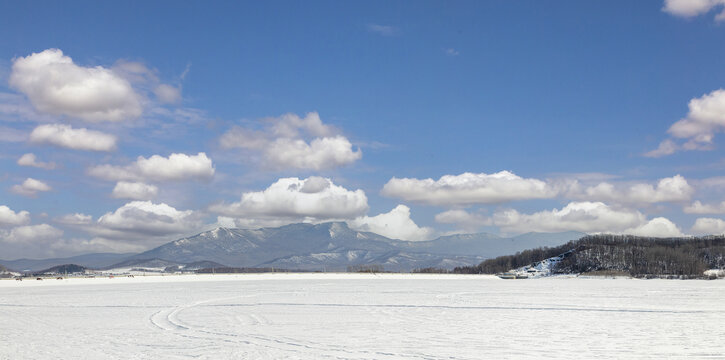 冬天封冻的水库冰雪风景