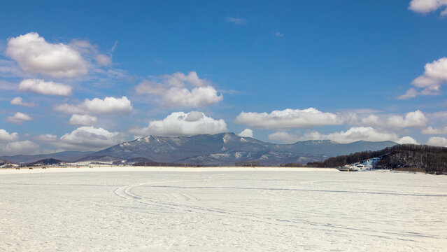 冬天封冻的水库冰雪风景