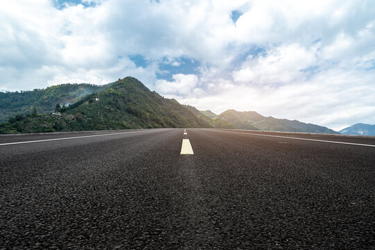 森林盘山公路天际线