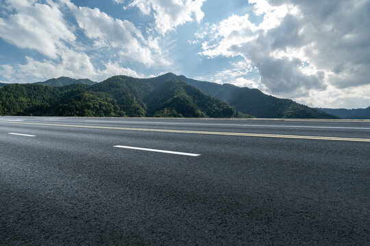 前进的道路和自然景观