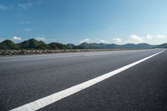 高速公路天际线和自然景观