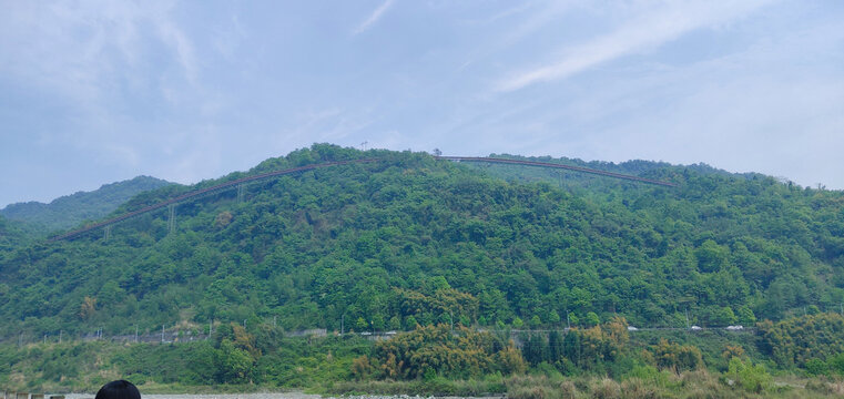 绿山天空