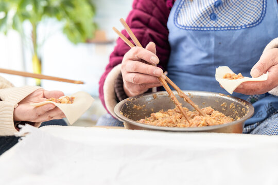 手工包饺子