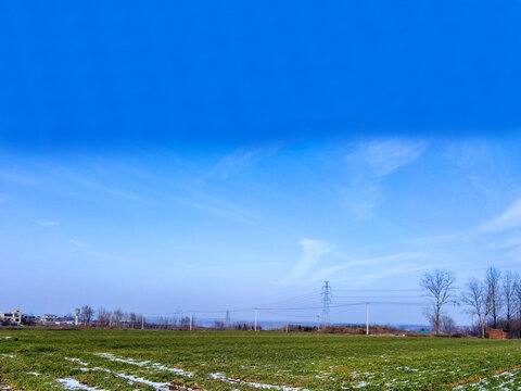 蓝天白云下的乡村雪景