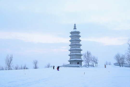 雪中塔景