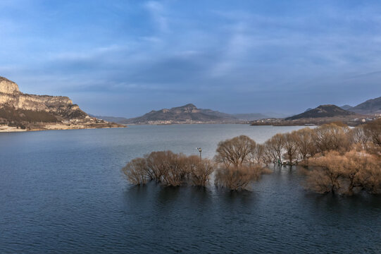 美丽的湖光山色秋景