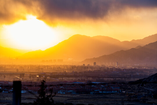 夕阳下远方的城市