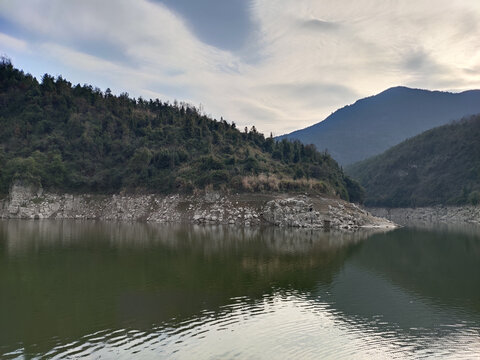 山青水秀