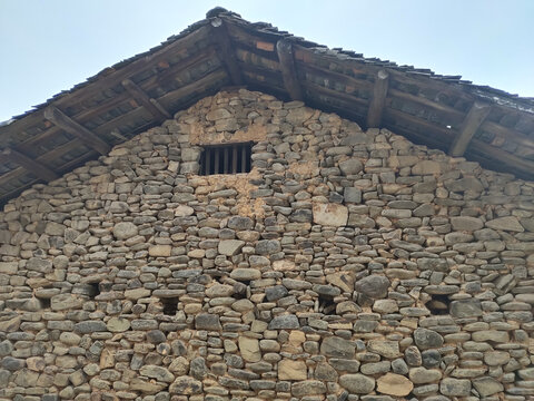 石头墙与小青瓦屋顶