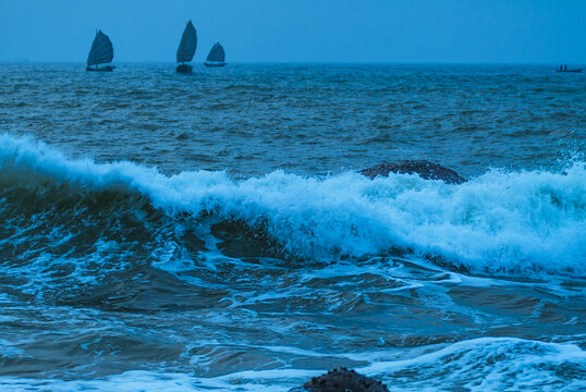 清晨的海浪帆船