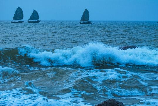 清晨的海浪帆船