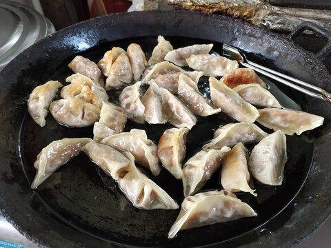 煎饺子