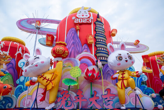 顺峰山公园兔年花灯造型特写