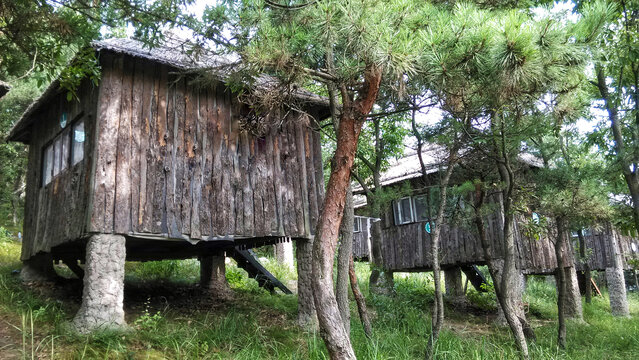 木质吊脚屋