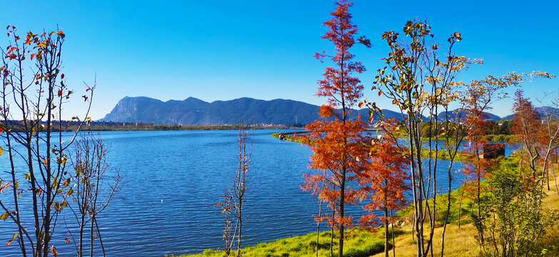 滇池湖畔碧水蓝天水天一色