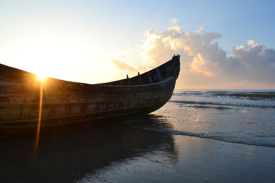 早上海边的渔船