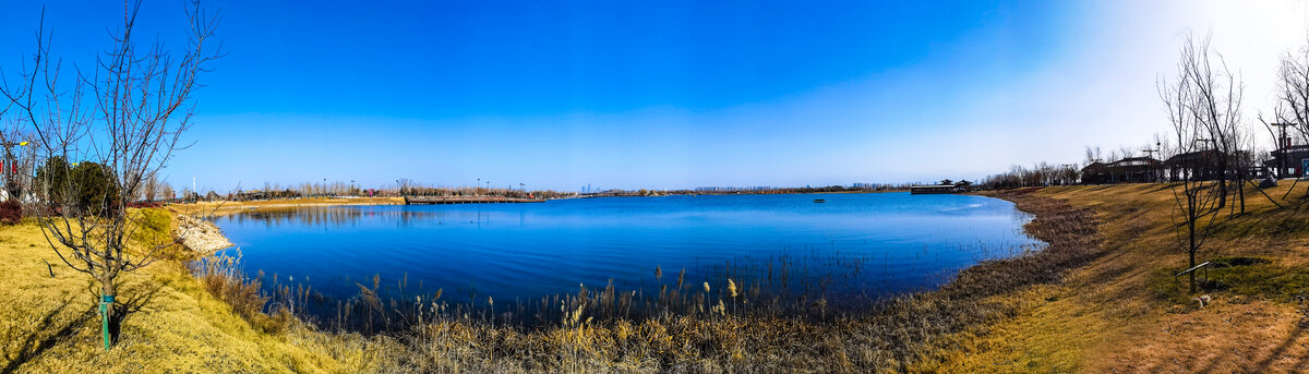 昆明池遗址公园湛蓝色的湖泊
