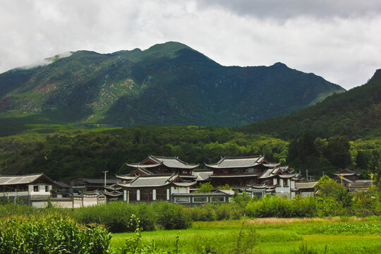 蓝天白云下的青山