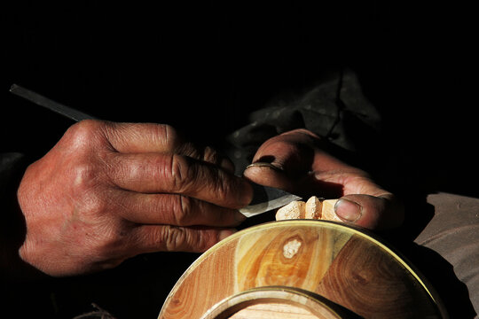 传统手工艺做木桶
