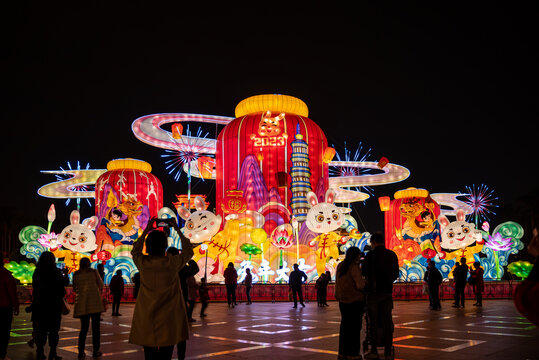 顺峰山公园兔年花灯夜景造型