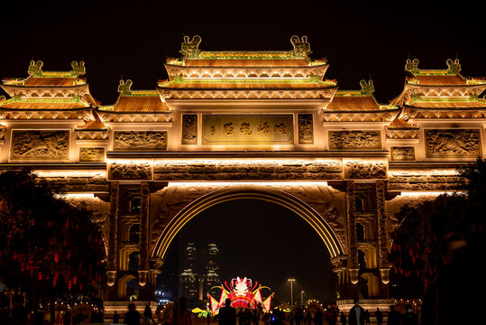 顺峰山公园牌坊春节夜景