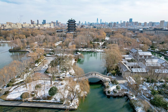 航拍雪后大明湖