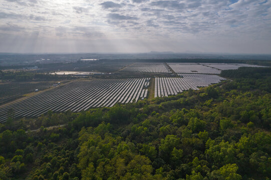 远眺大型太阳能发电站航拍