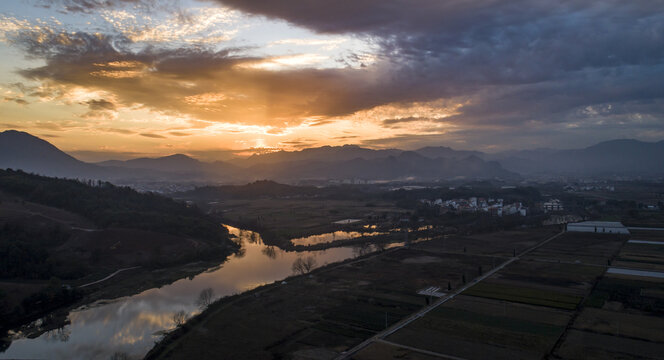 夕阳云彩与小河