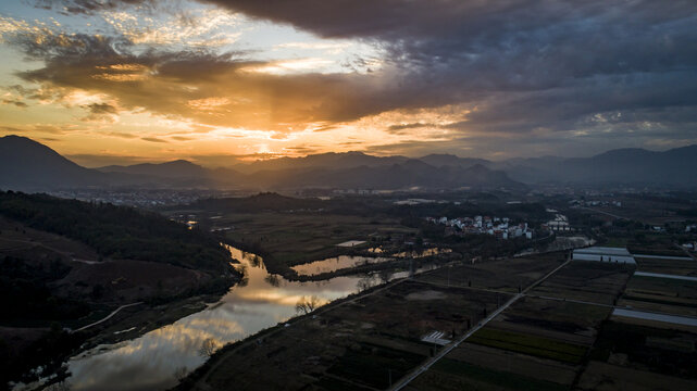 夕阳云彩与小河