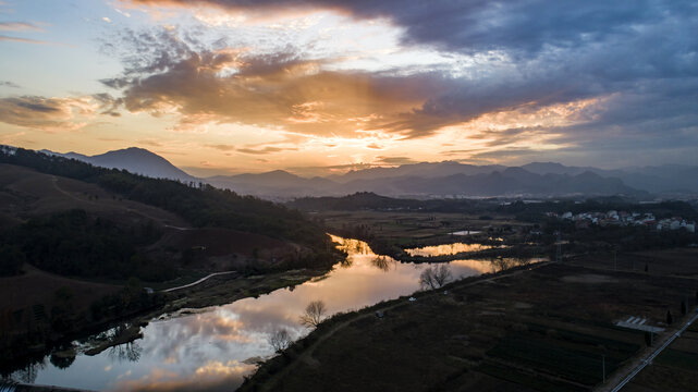 夕阳云彩与小河